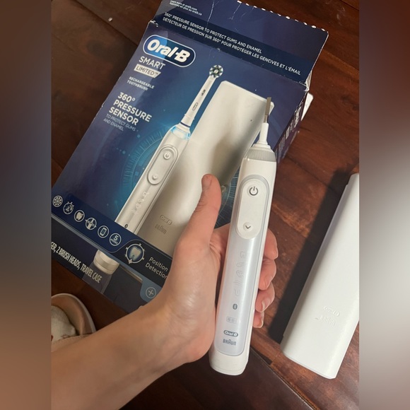 Oral-B Smart Limited Electric Rechargeable handle new - Picture 1 of 8